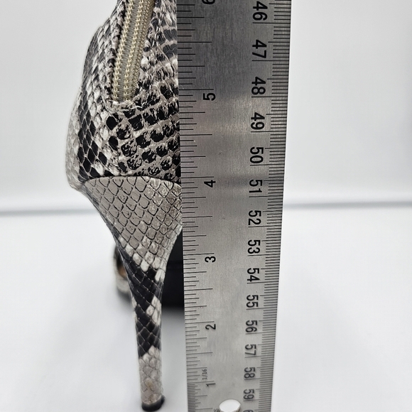 Snake Print Anna Michelle Heels Adjustable Ankle Pointed Toe Size 6 EUC No Box - Picture 5 of 5